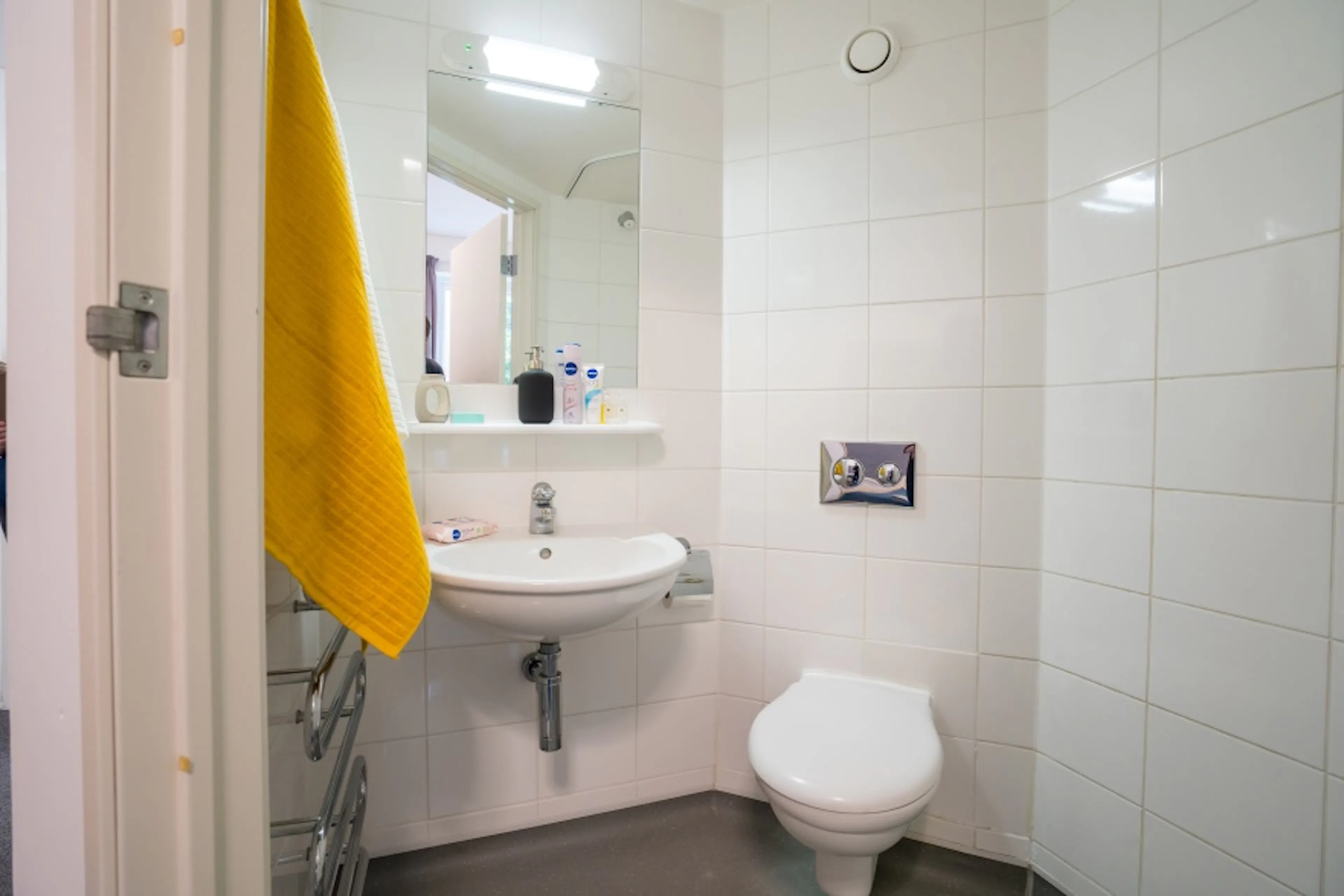 Standard Ensuite BATHROOM 1