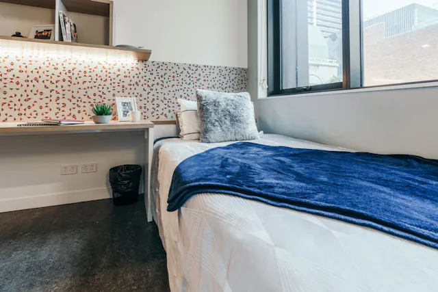 6 Bedroom Apartment - Ensuite room image 1
