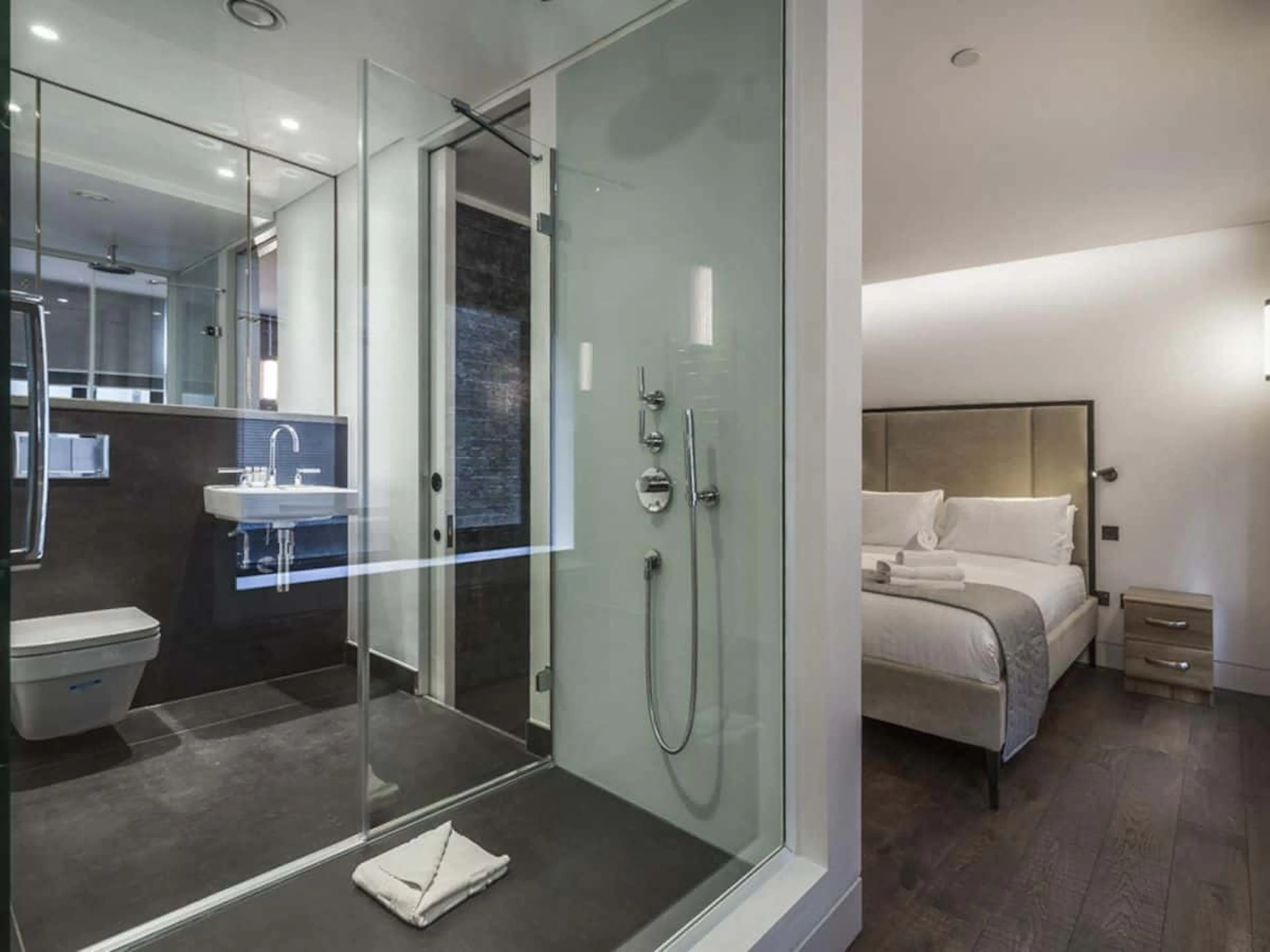 One room in 1 bedroom apartment BATHROOM 1