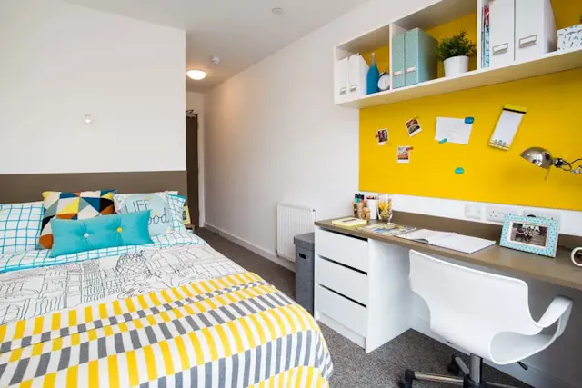 5 Bed Standard En-suite room image 1