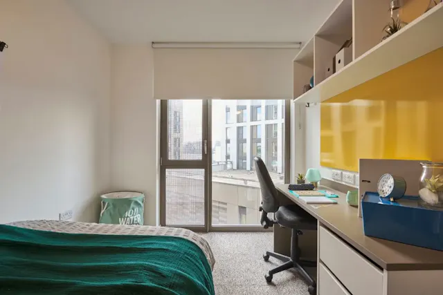 5 Bed Upper Floor En-suite room image 2
