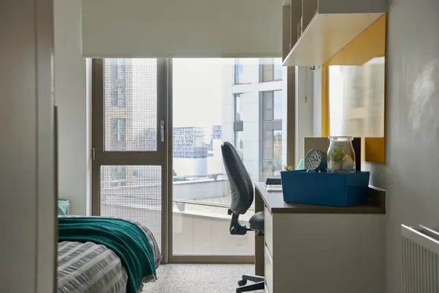 5 Bed Upper Floor En-suite room image 1