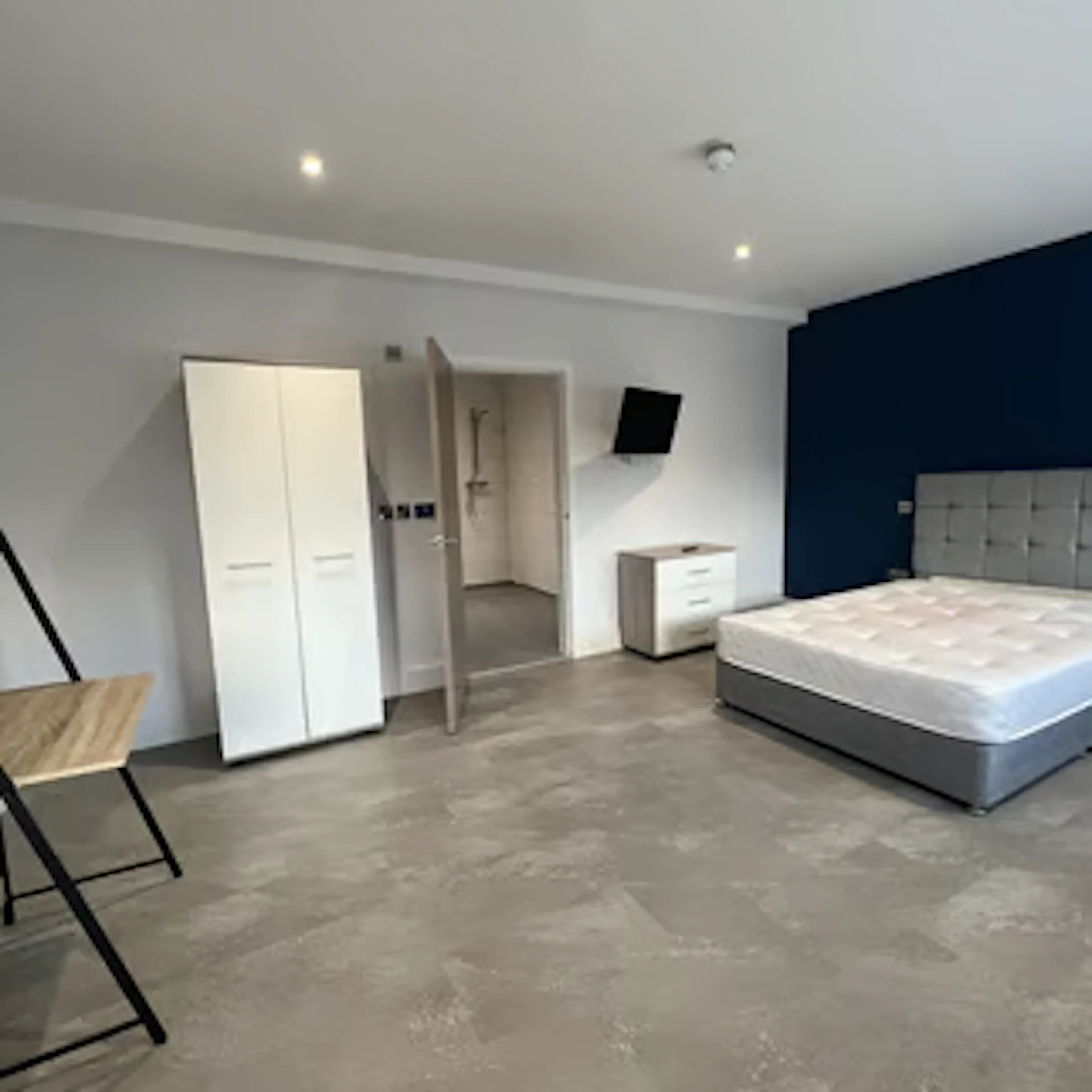 En suite studio-style room (First Floor) ROOM 3