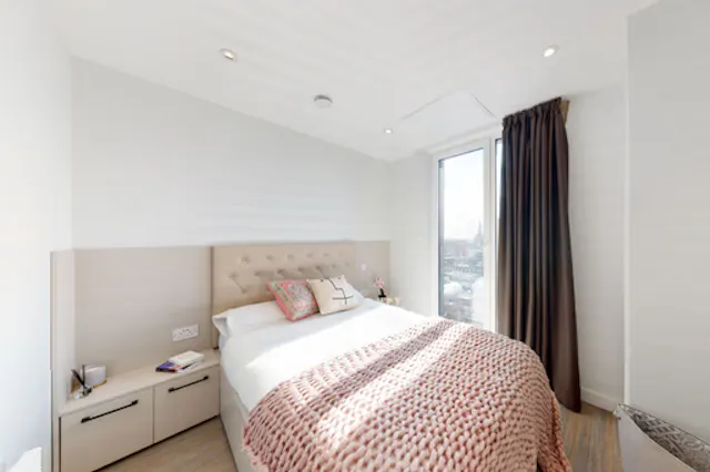 Gold 2 Bed Apartment Upper room image 2