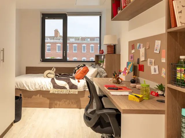 Skyline Silver Studio room image 1