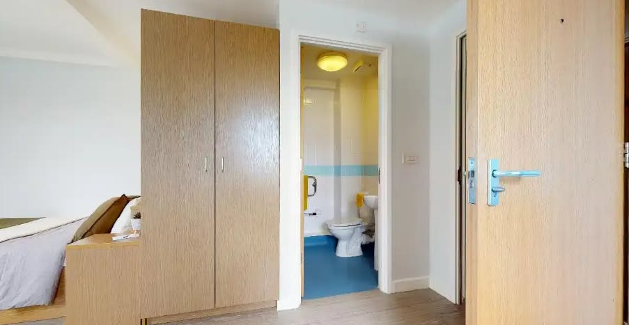 Gold En Suite
