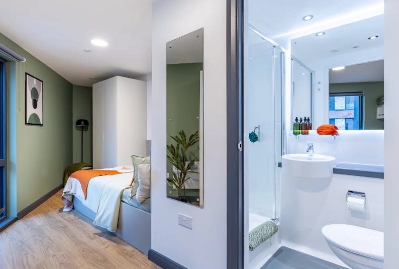 Gold En Suite
