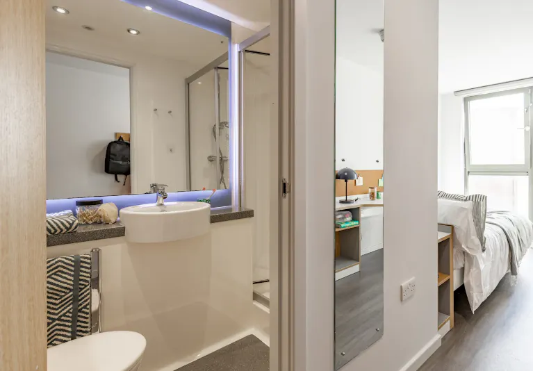 Gold En Suite