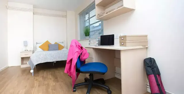 Gold XL room image 3