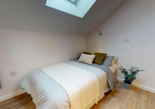 Silver 2 Bed Apartment room image 2