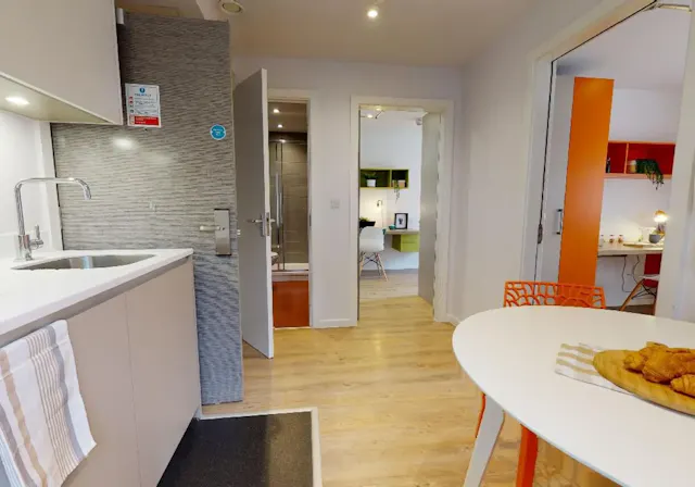 Bronze 2 Bed Apartment room image 6