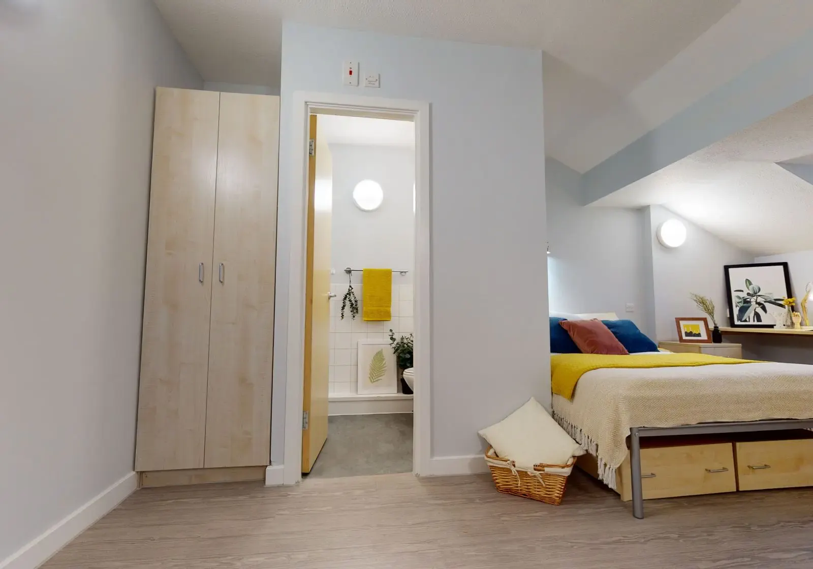 Gold En Suite