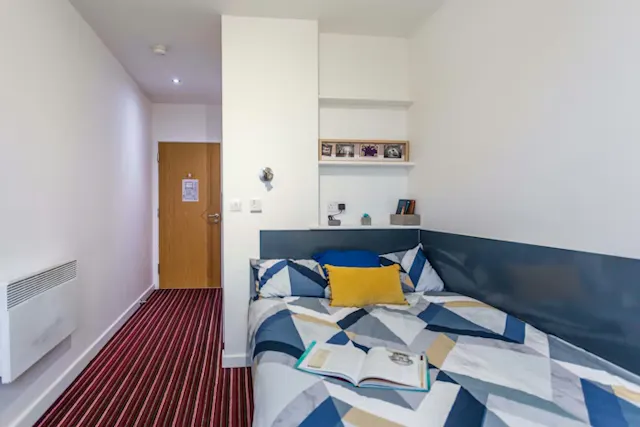 Four Bed Bronze room image 1