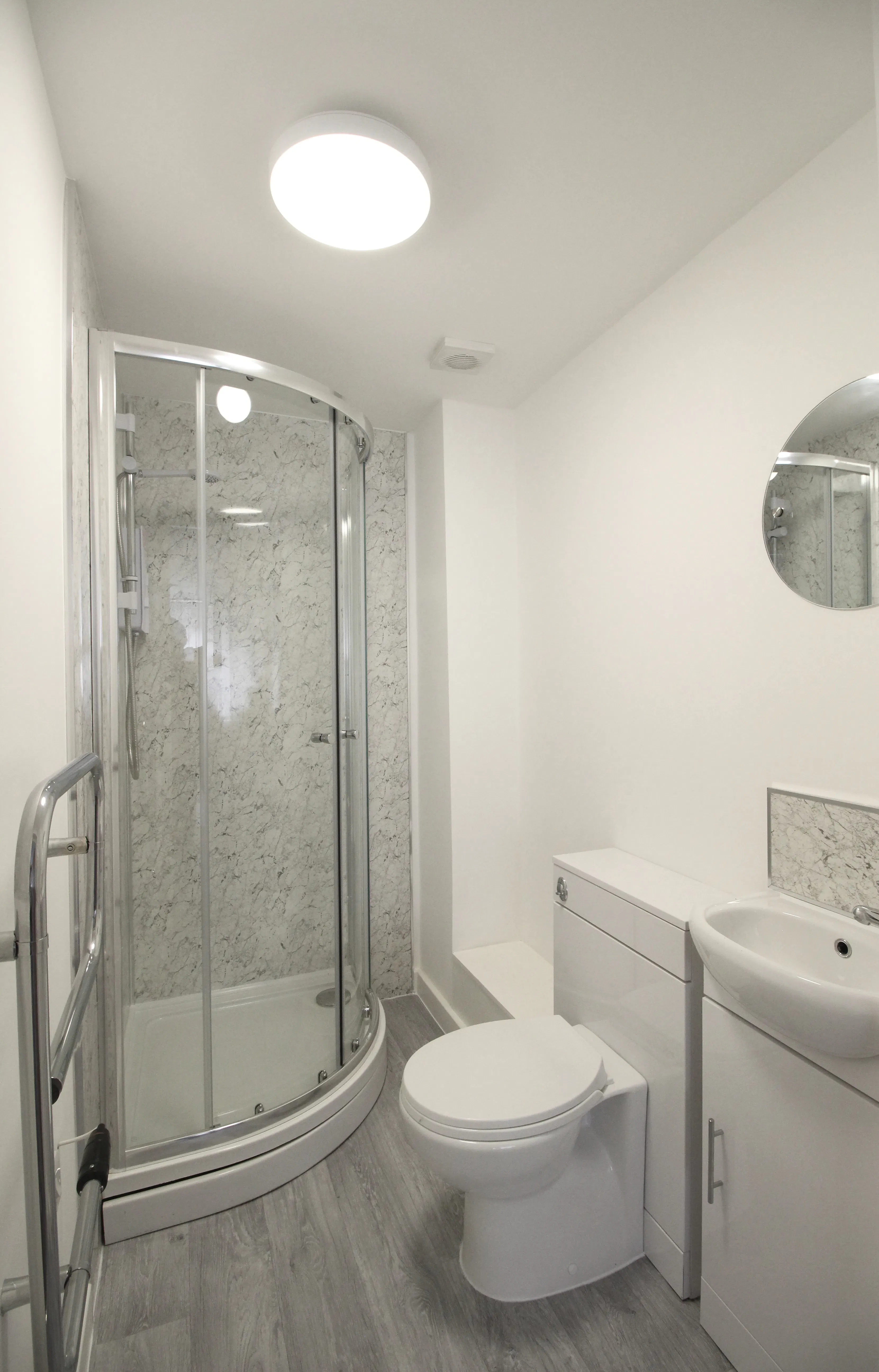 Deluxe Studio BATHROOM 2