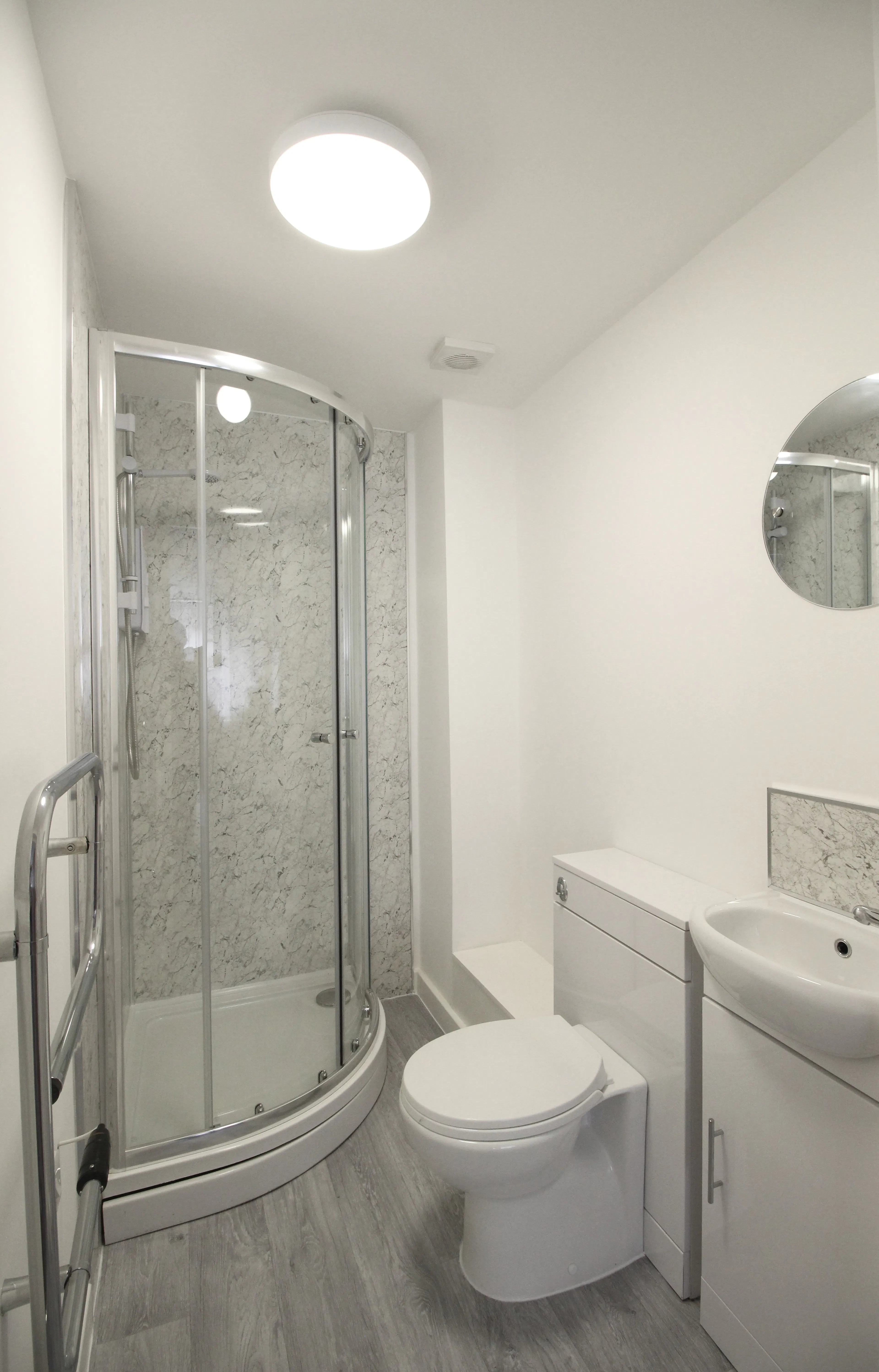 Deluxe Studio BATHROOM 2