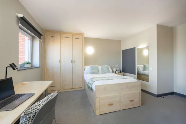 3 Bed Ensuite room image 3