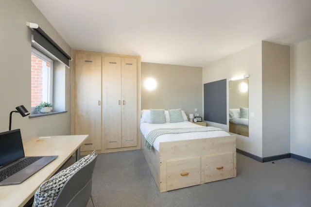 3 Bed Ensuite room image 3