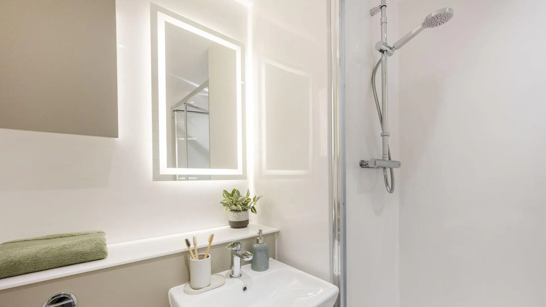 Classic Studio BATHROOM 3