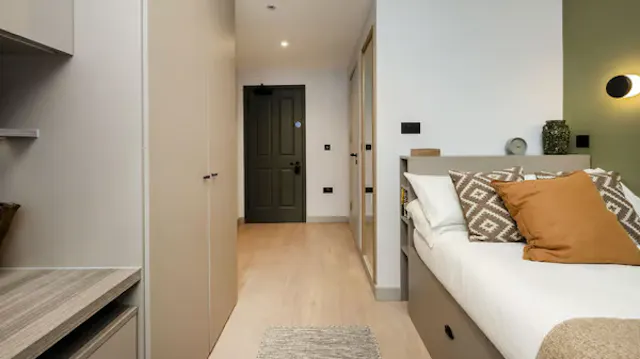 Classic 6 Bed En-suite room image 4