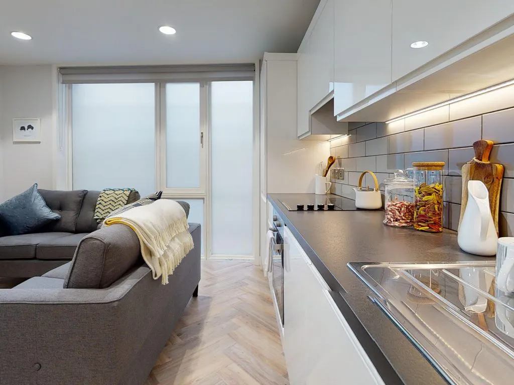 Bronze En-Suite KITCHEN 4