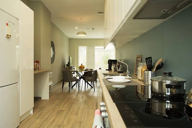 Bronze En-Suite KITCHEN 1