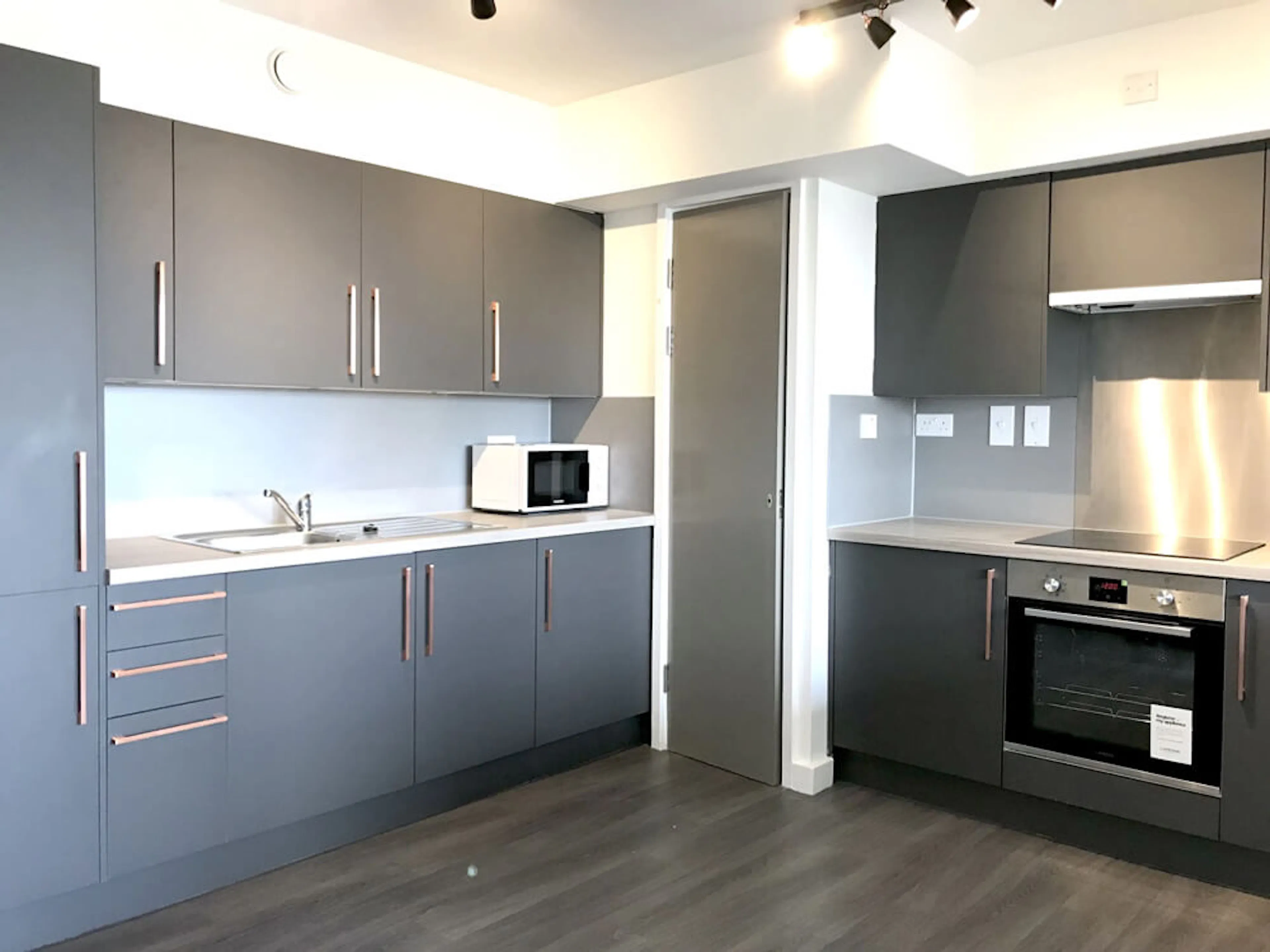 Single Bedroom with Shared Facilities KITCHEN 4