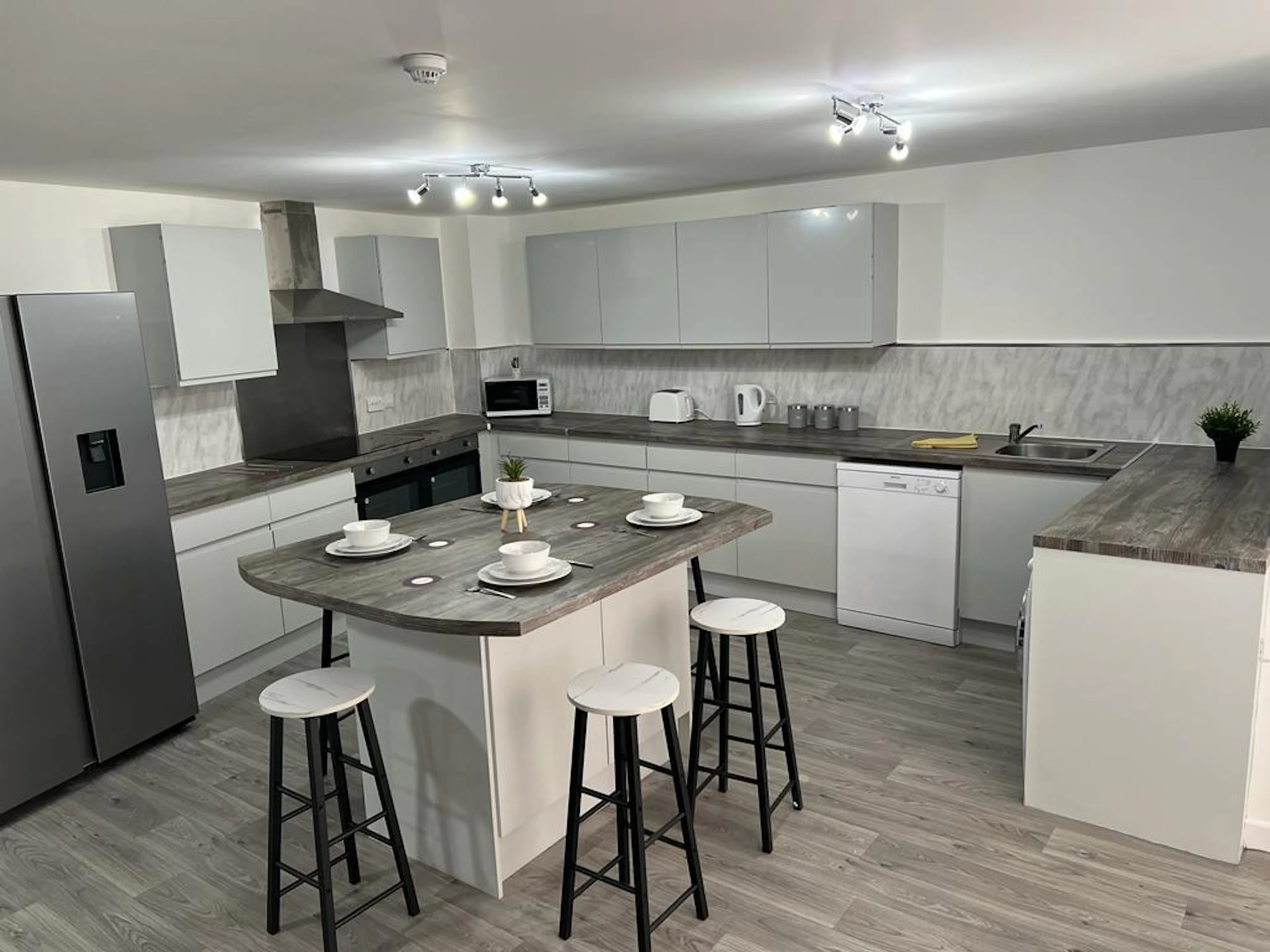4-6 bedroom en-suite flat with shared kitchen KITCHEN 1