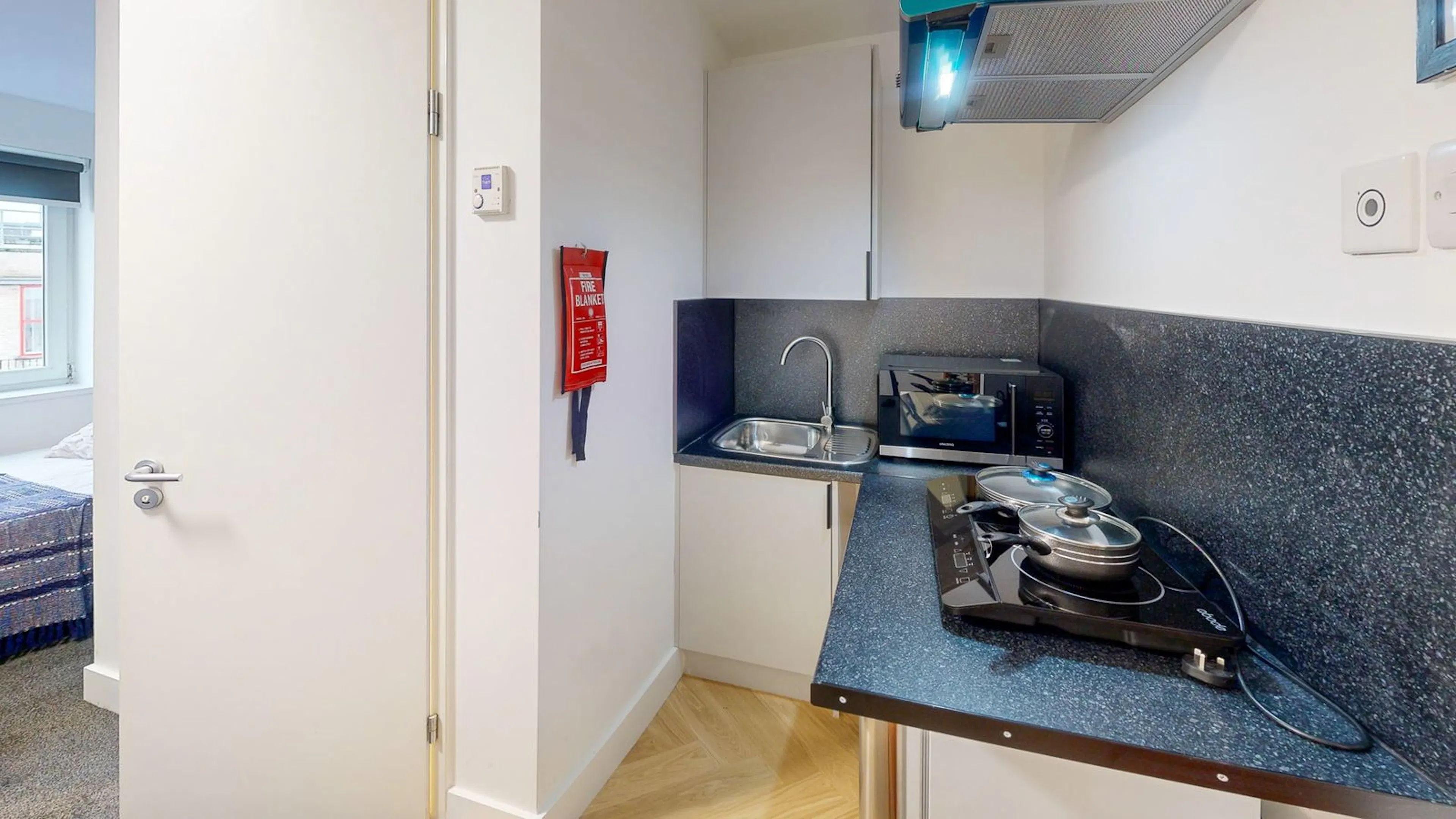 Deluxe Double KITCHEN 4