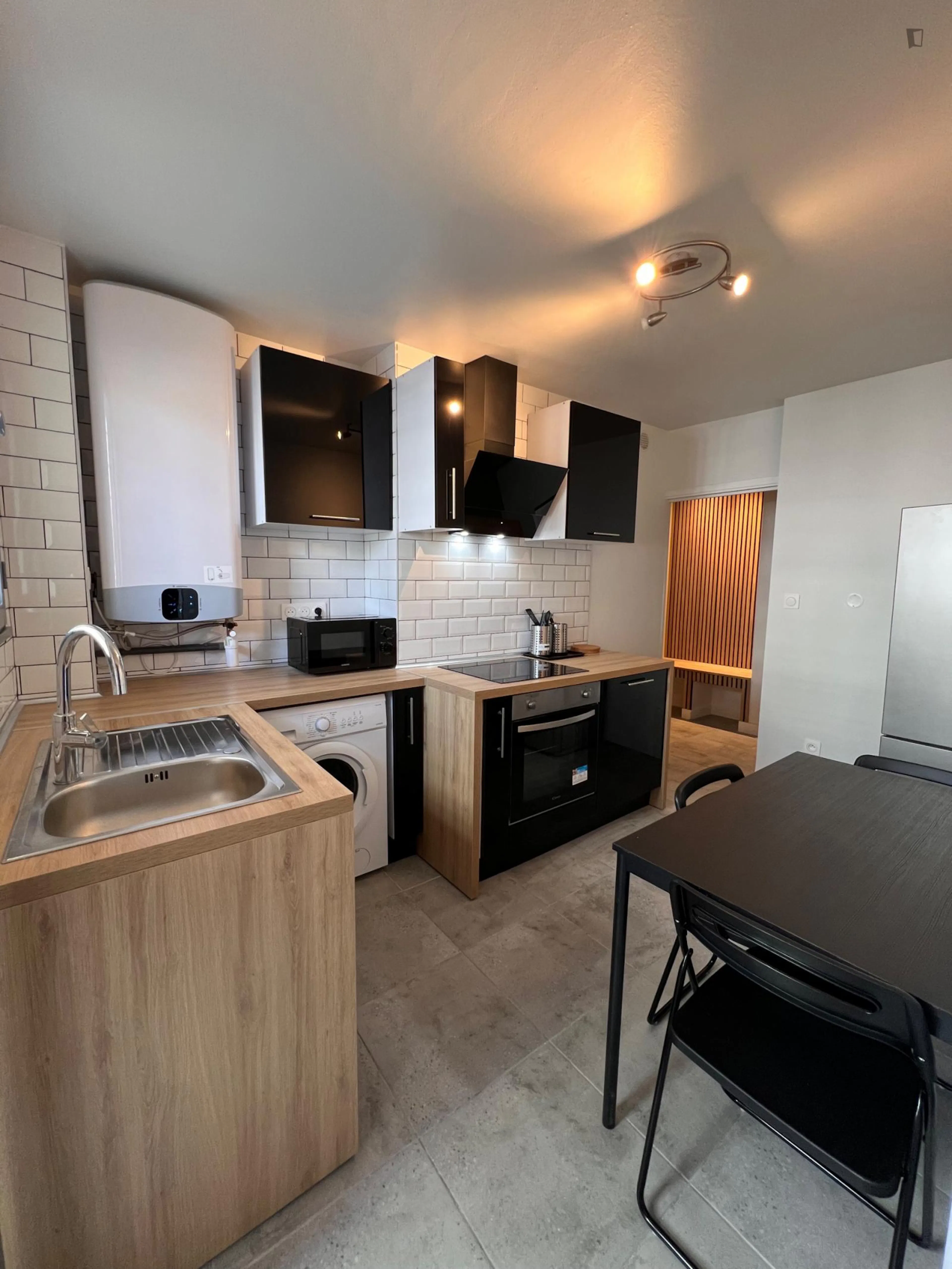 Double bedroom, with balcony, in 4-bedroom apartment KITCHEN 1
