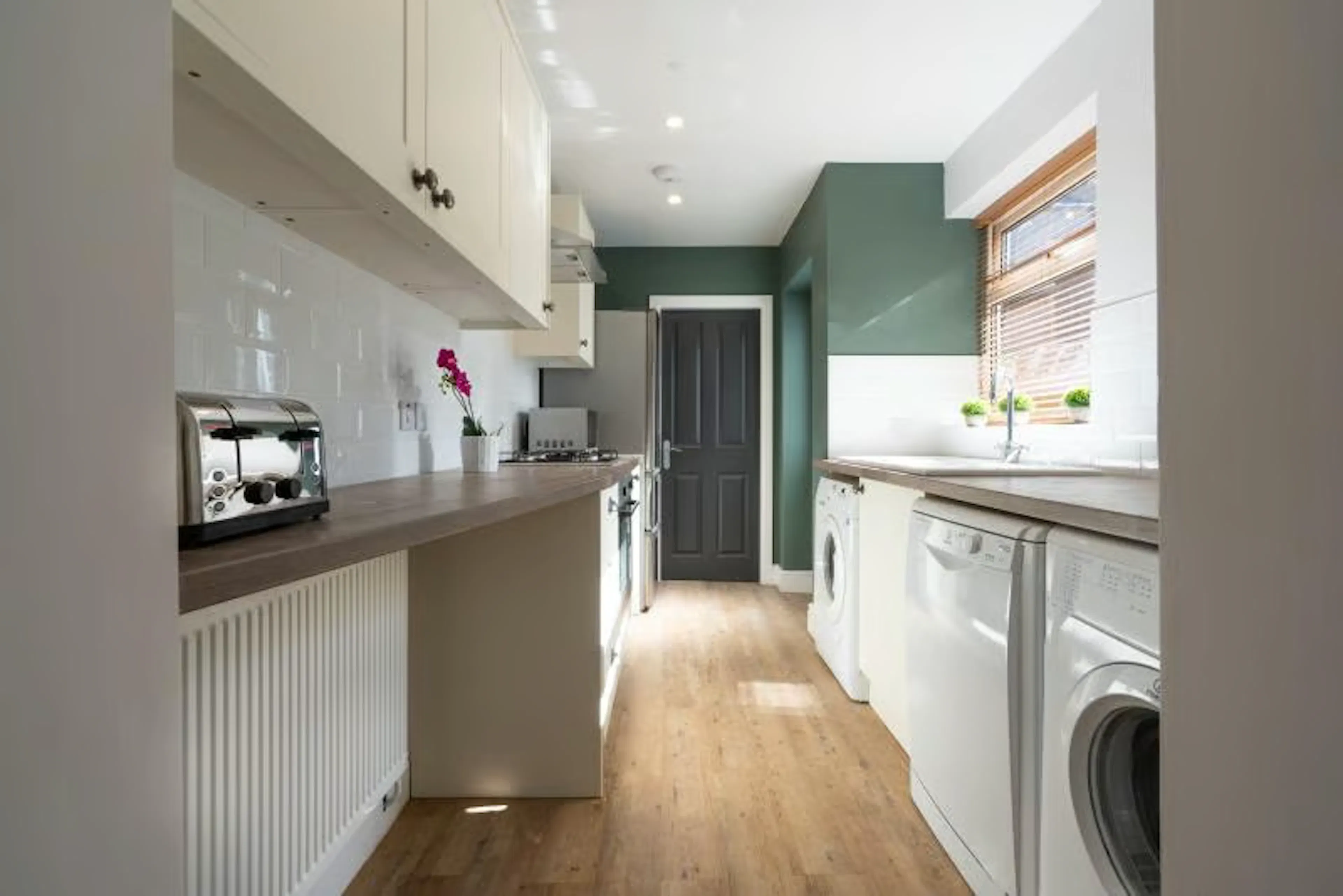 4 Bed Apartment KITCHEN 2