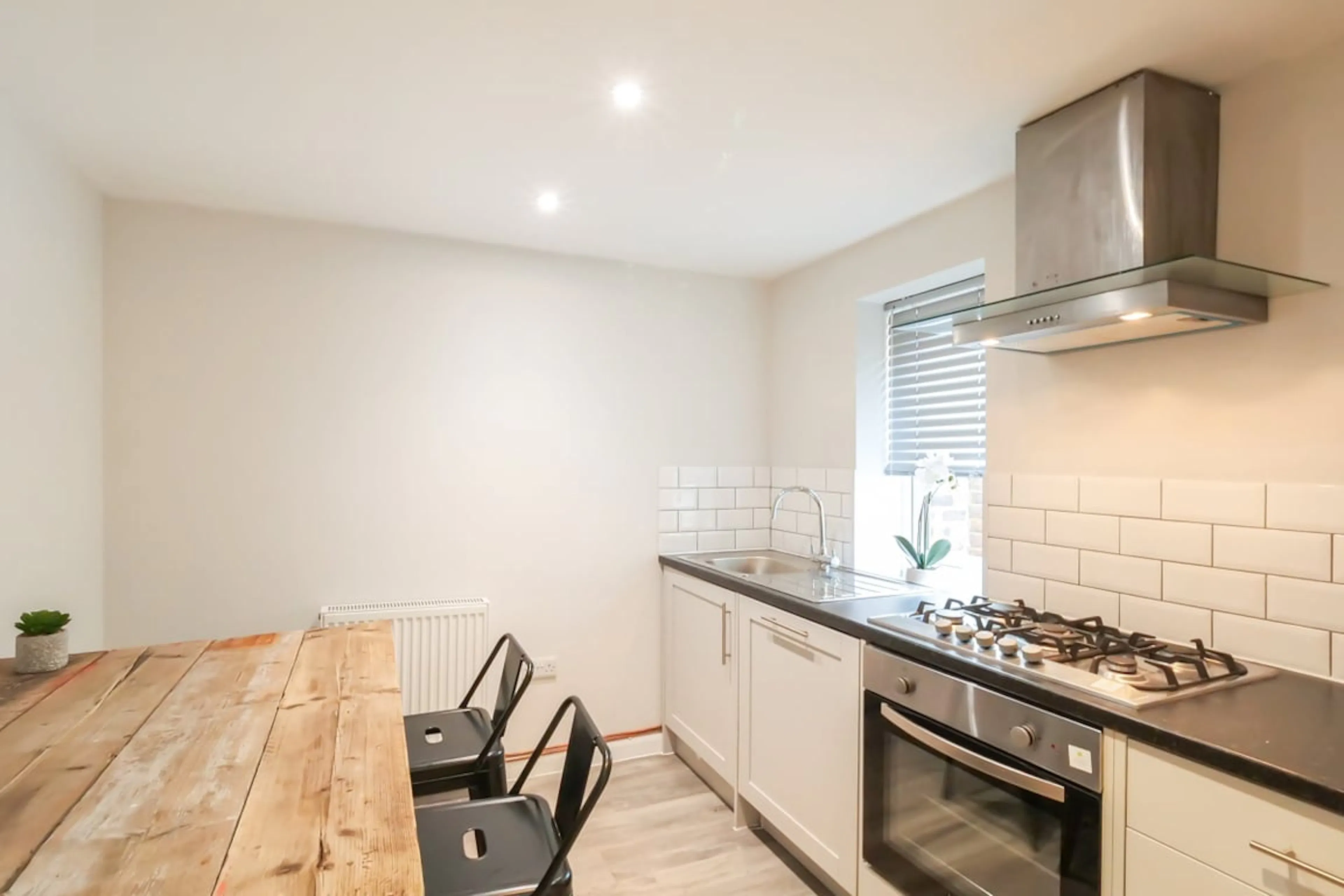 4 Bed Apartment KITCHEN 3