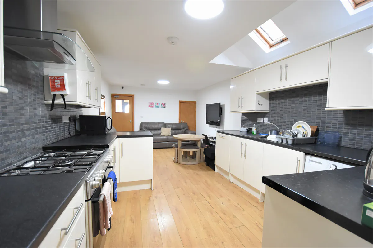 7 Bedroom Apartment KITCHEN 2