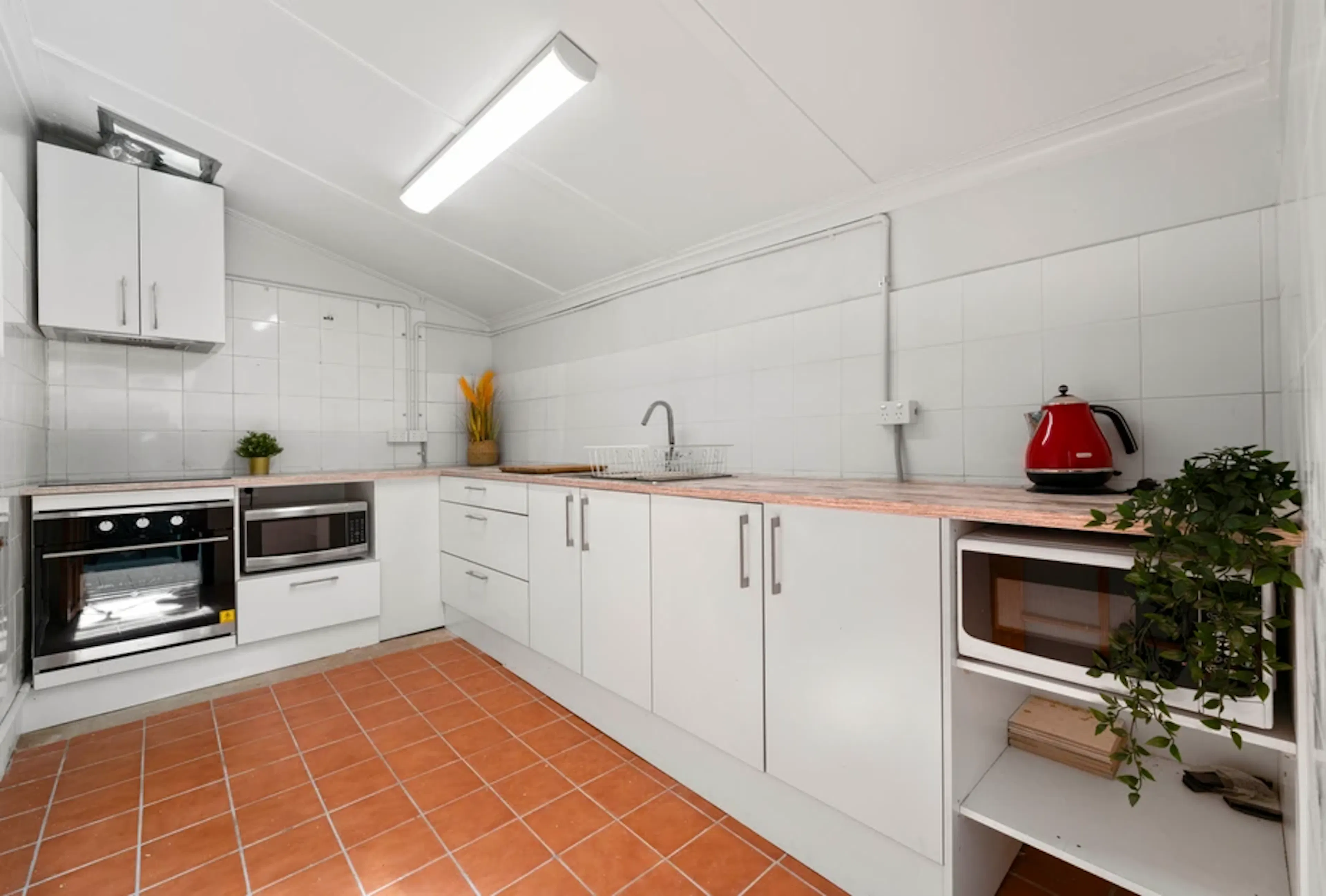 Room B1 (Ensuite) KITCHEN 1