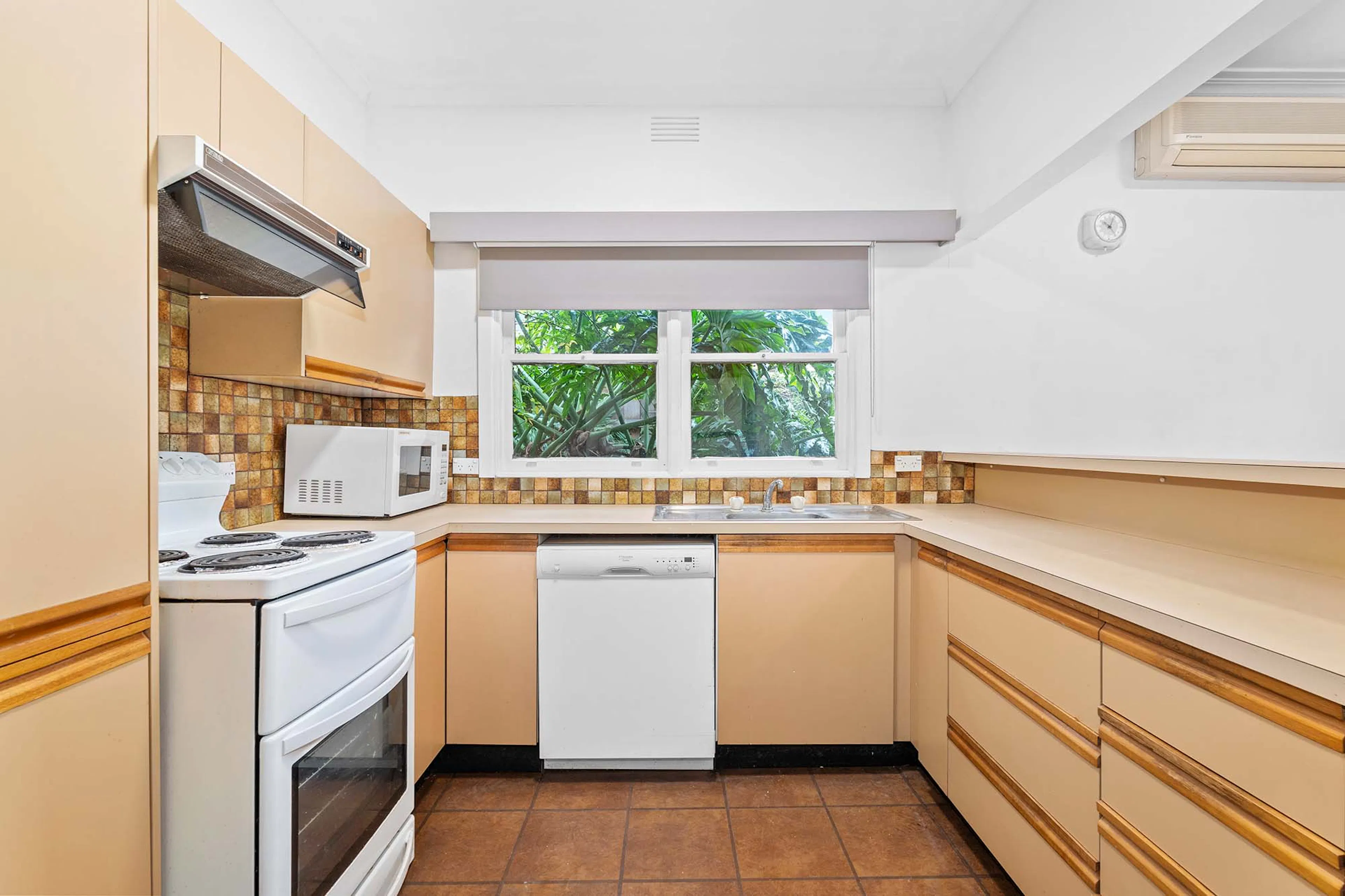 Single Room KITCHEN 2