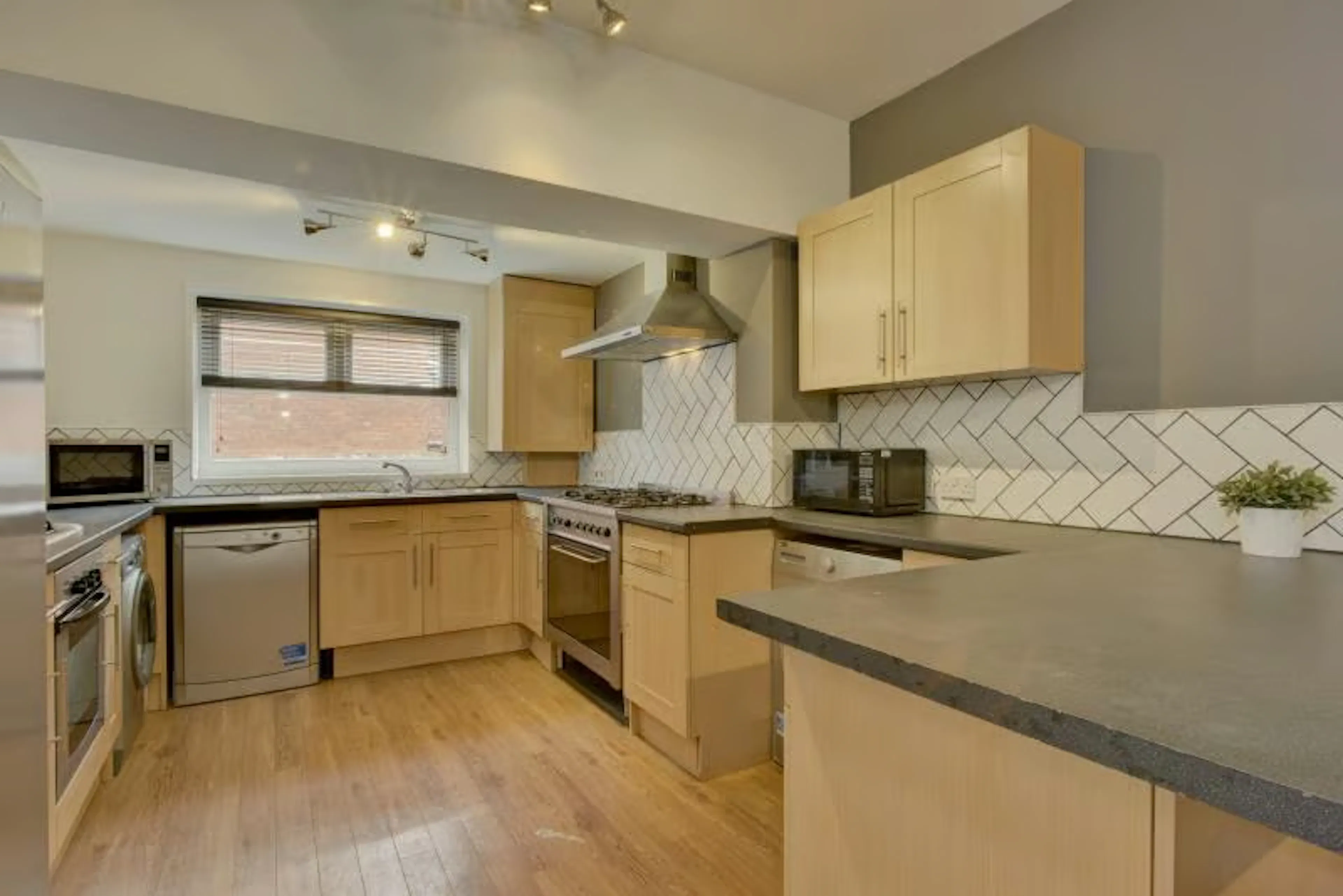 8 bedroom apartment KITCHEN 1