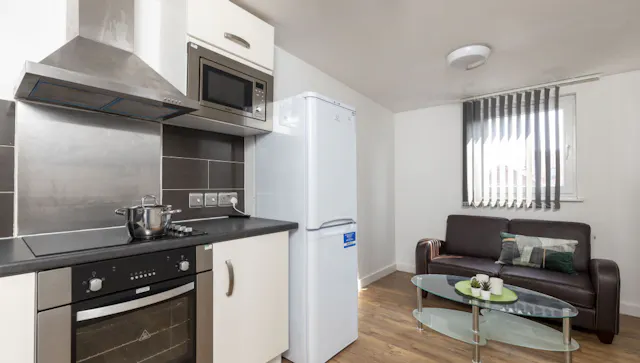 2 Bed Ensuite room image 2