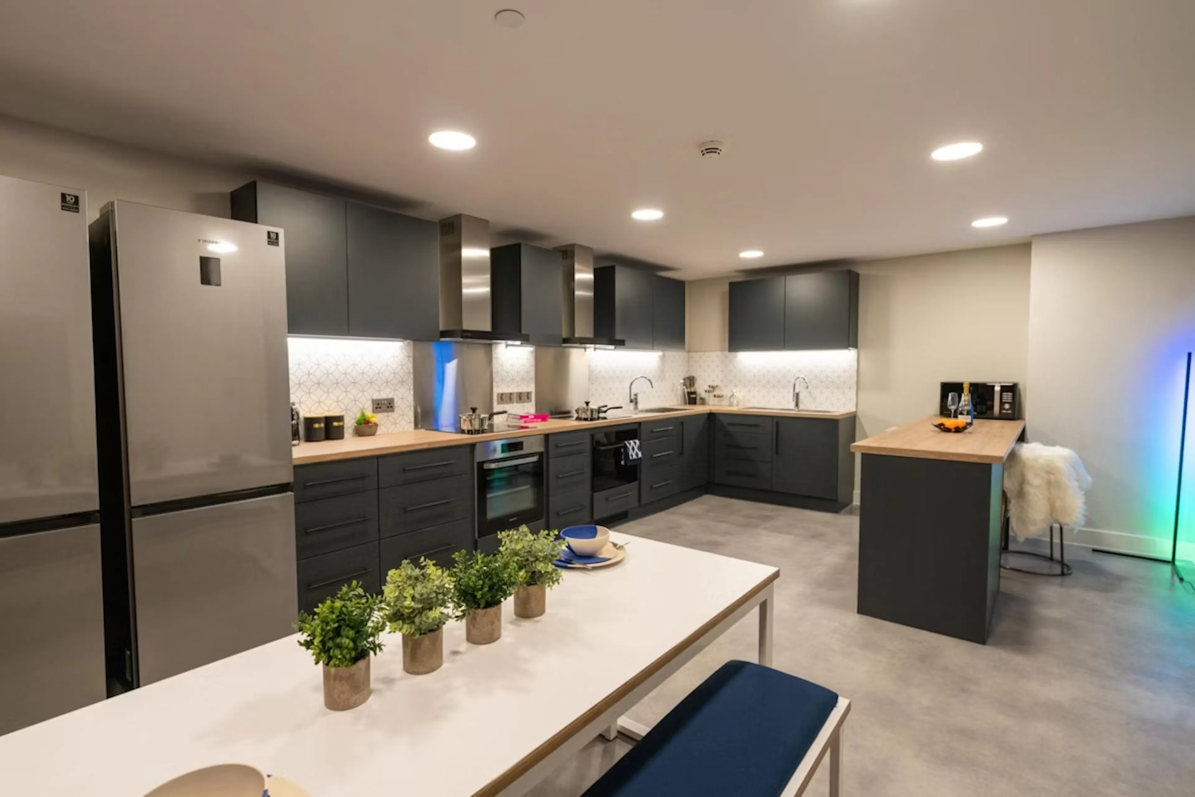 Classic Ensuite (External Facing) KITCHEN 1