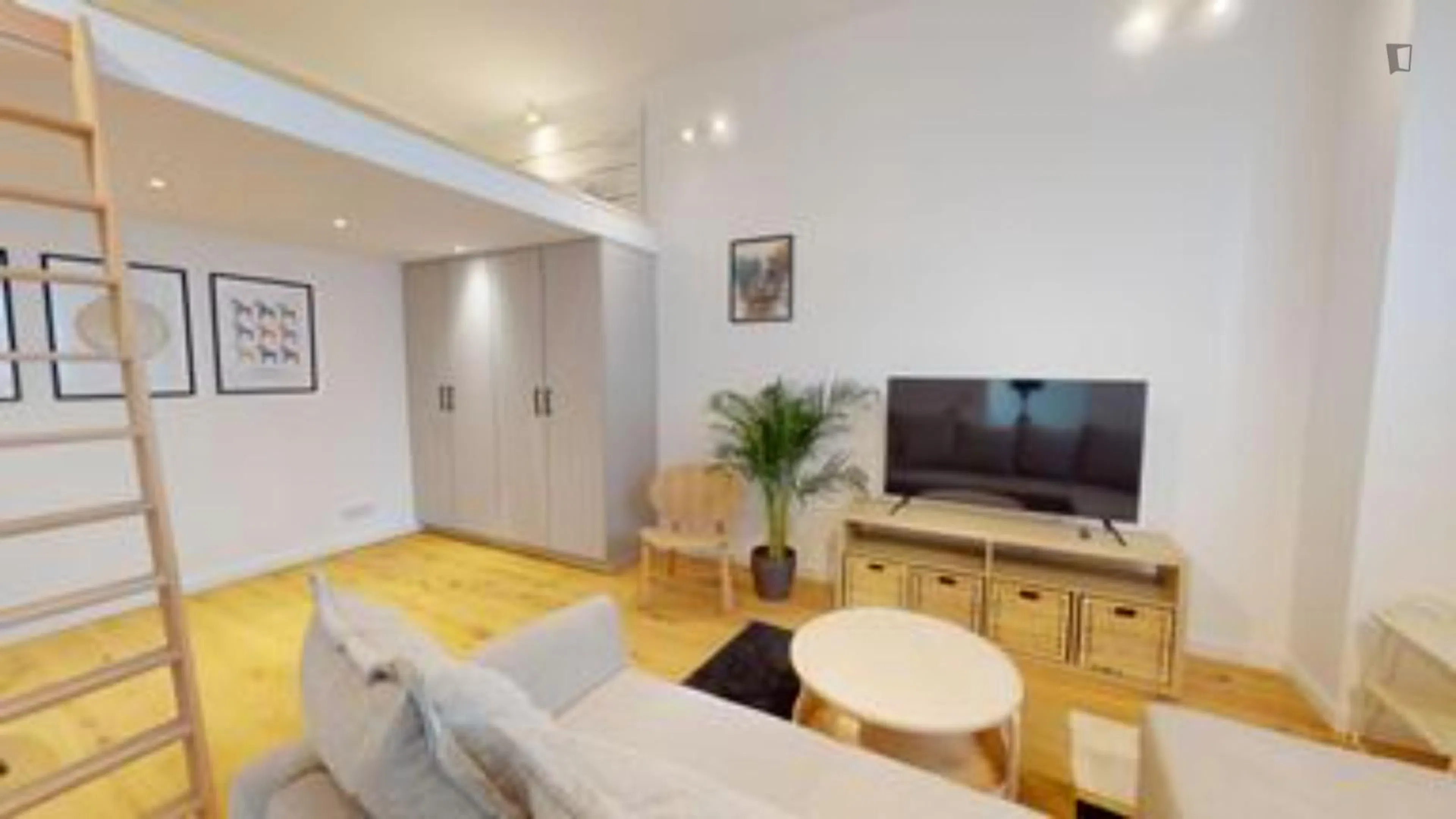Modern studio close to Tiergarten Park ROOM 2