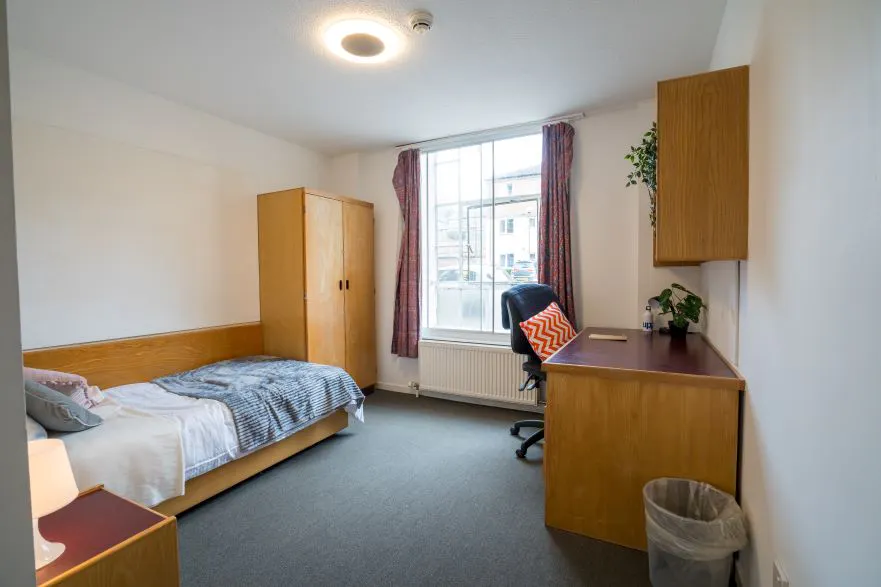 Large Ensuite ROOM 1