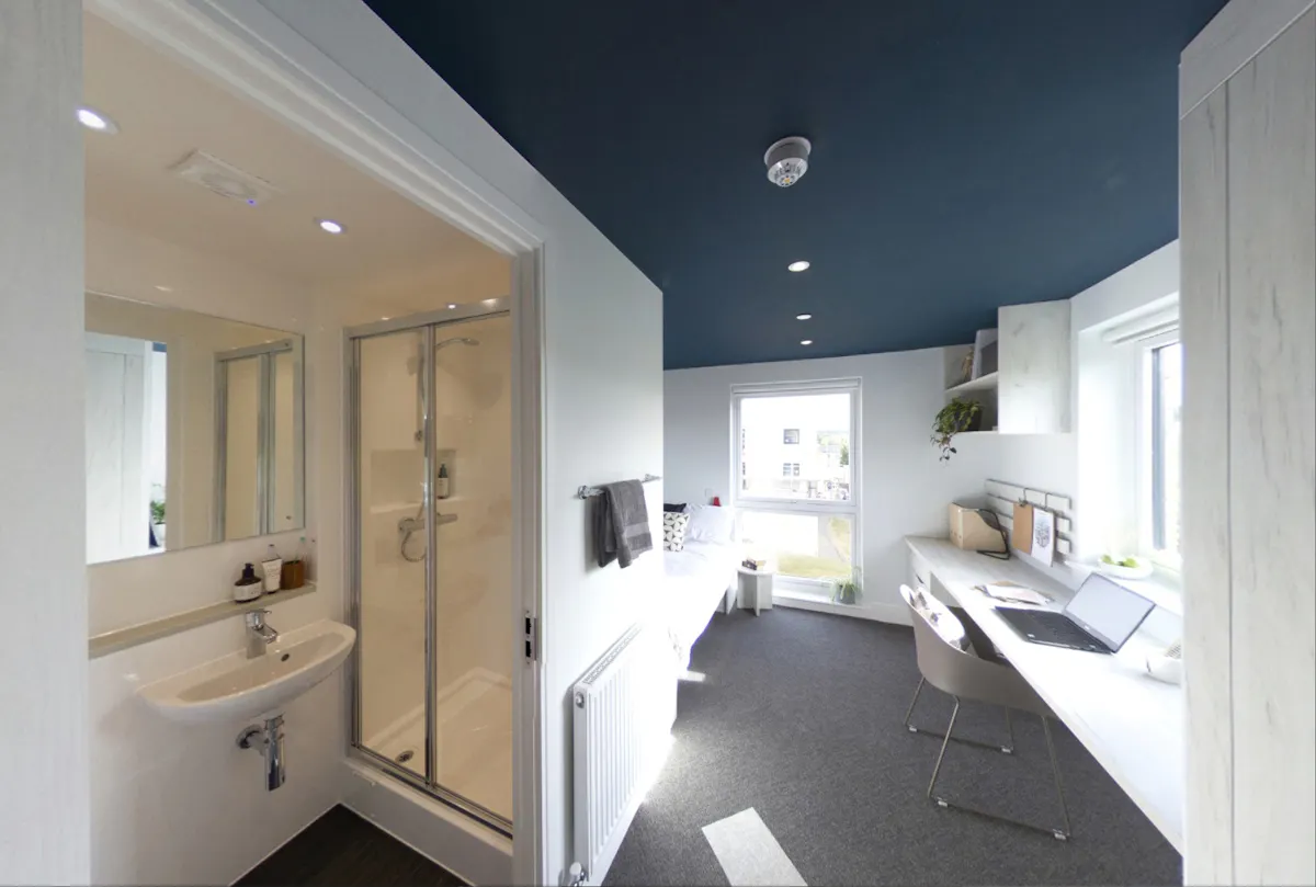 Large Studio Apartment BATHROOM
