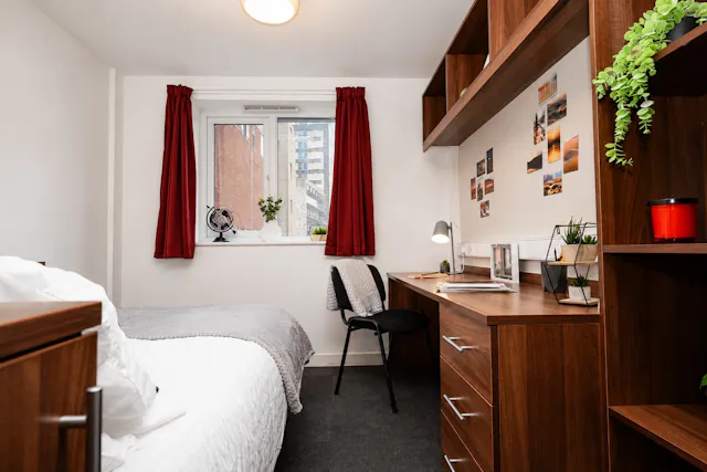 Large Double En-Suite room image 1
