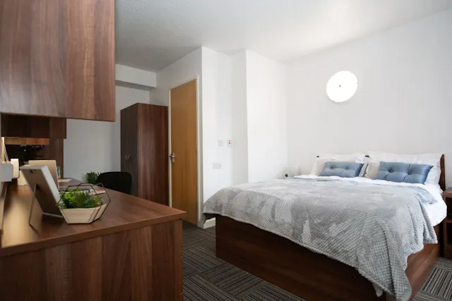 Large Double En-Suite room image 1