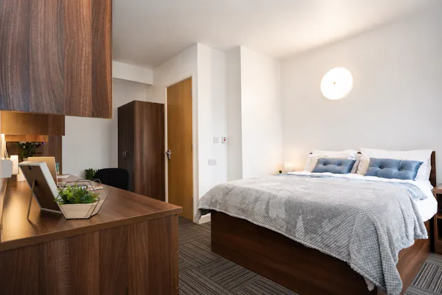 Large Double En-Suite room image 1