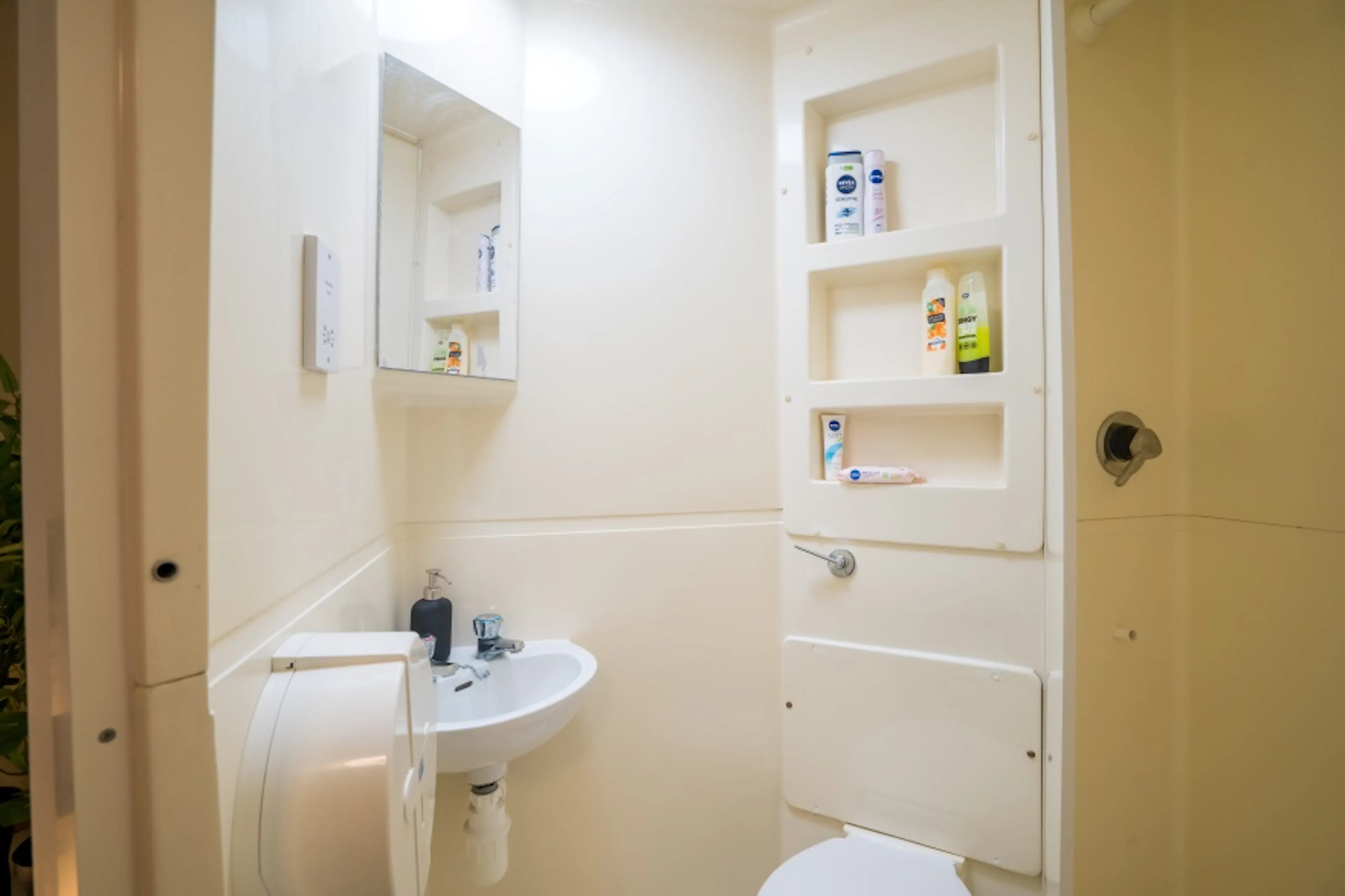 Large Ensuite BATHROOM 1