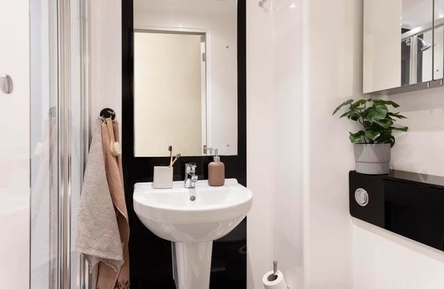 Ensuite Medium High Double