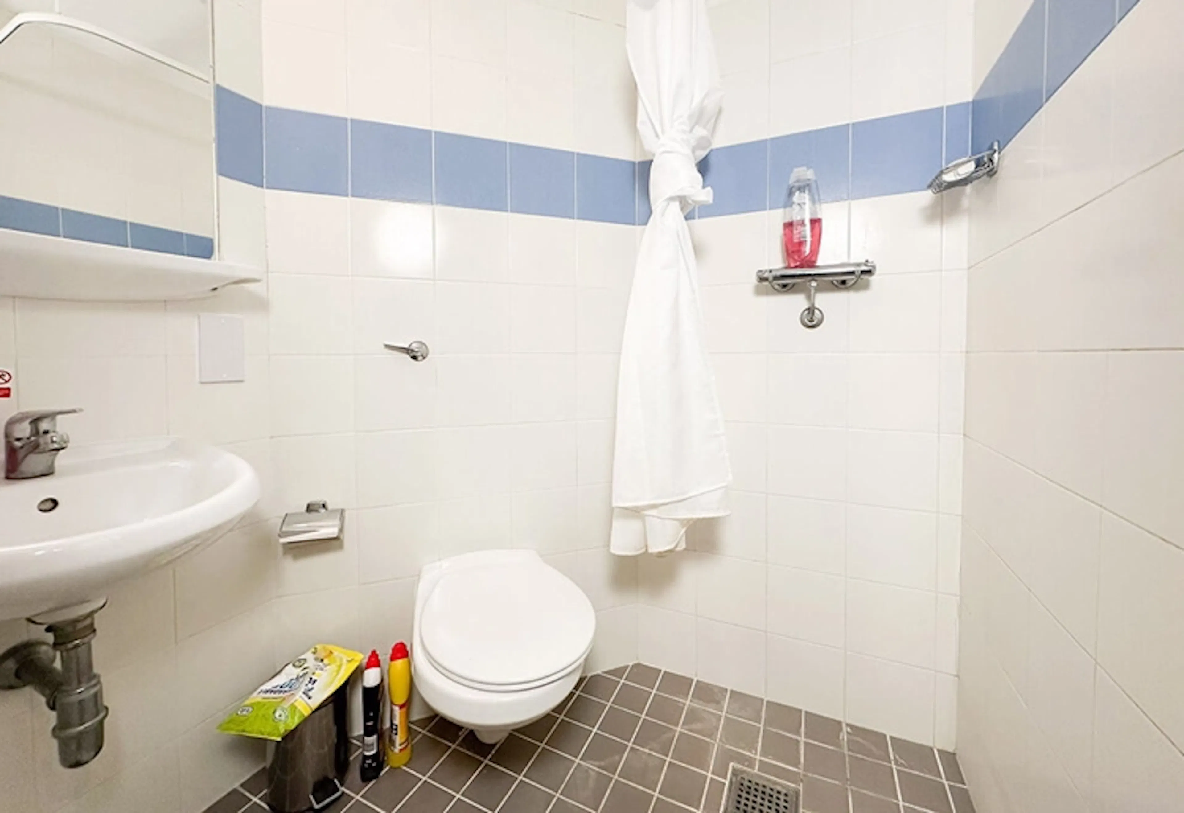 Single Room BATHROOM 1