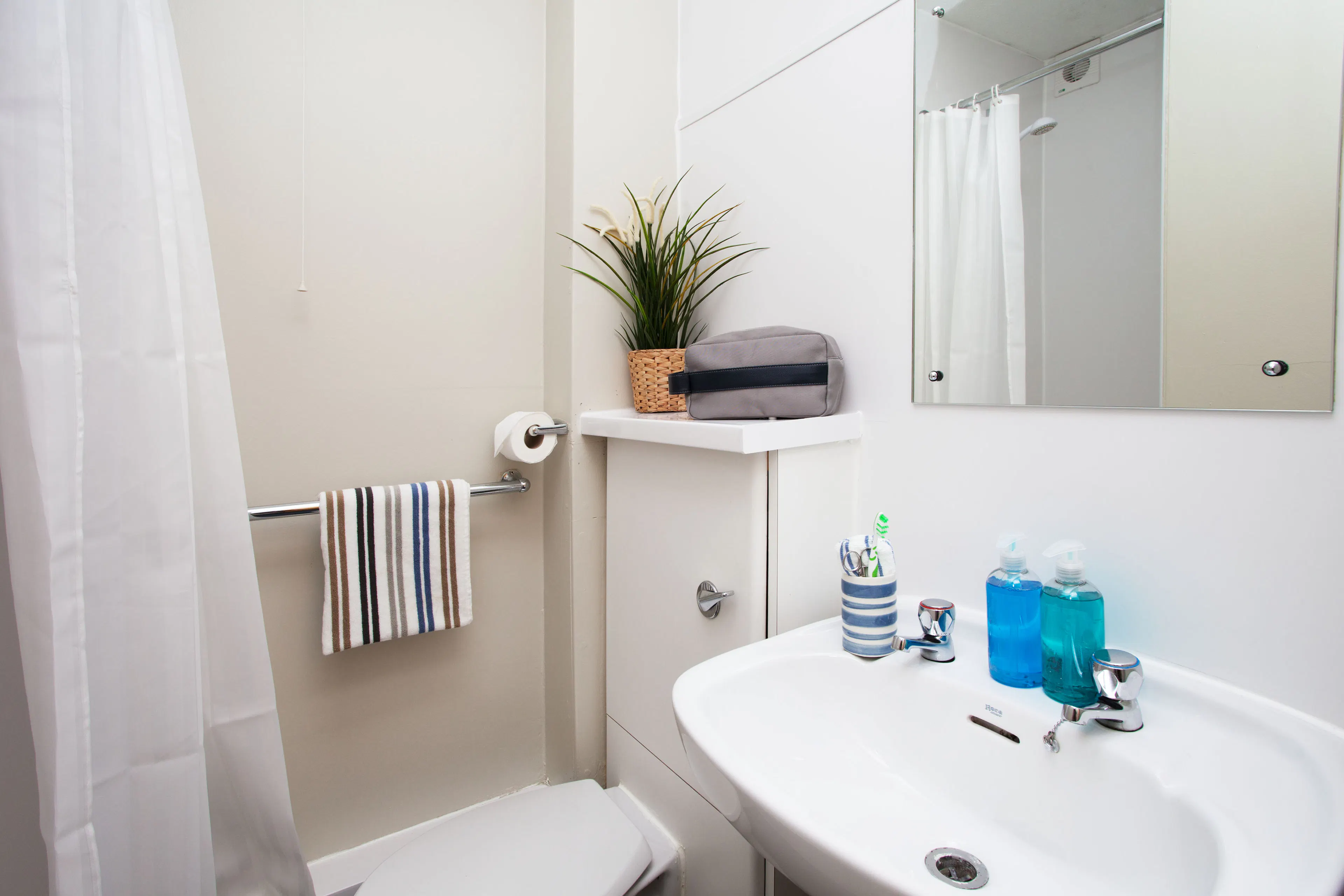 Studio Small High Double BATHROOM 3