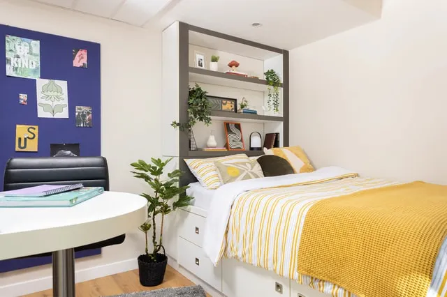 Non Ensuite: Two Bed Flat Highest Double room image 1