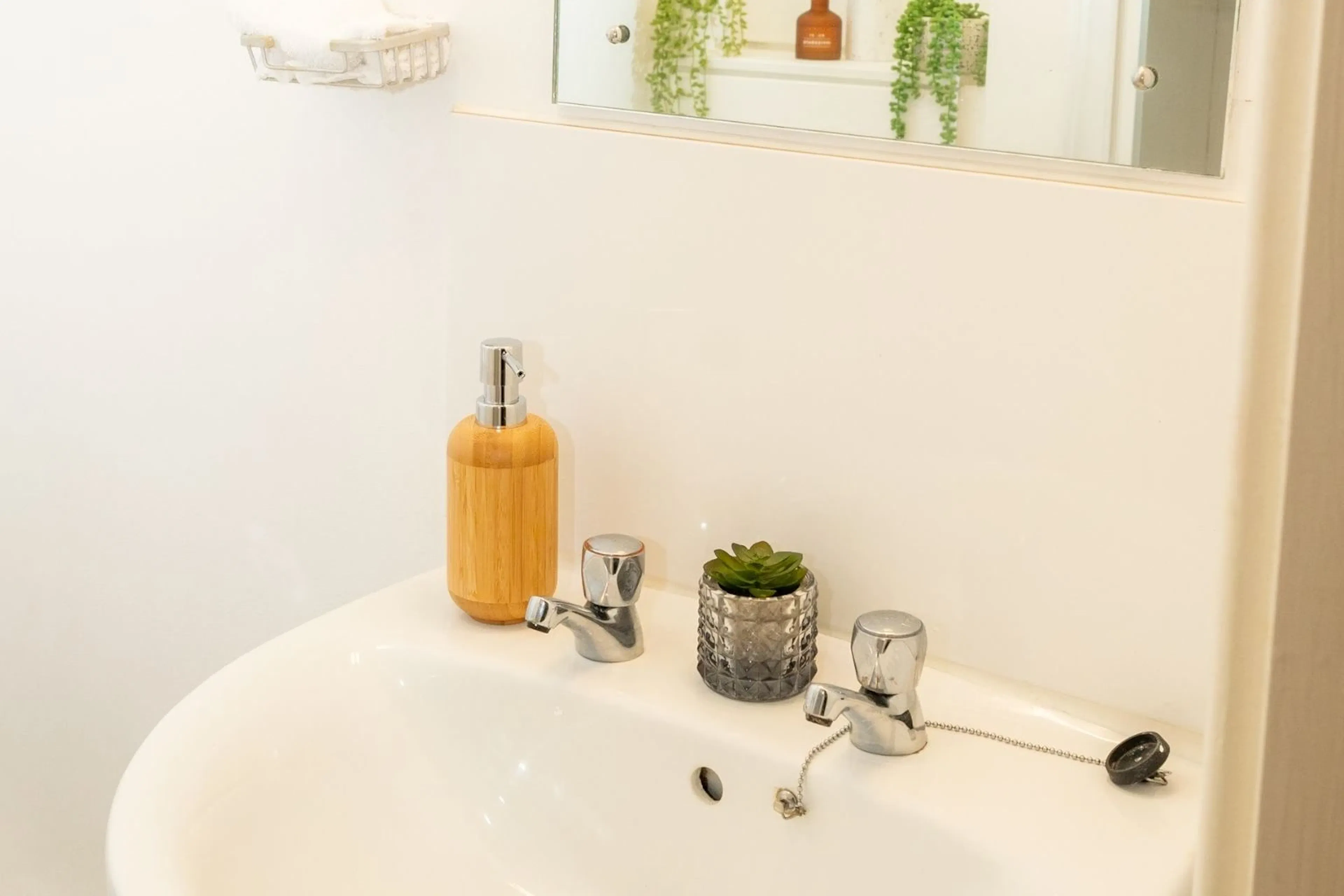 Large Double En-Suite BATHROOM 4