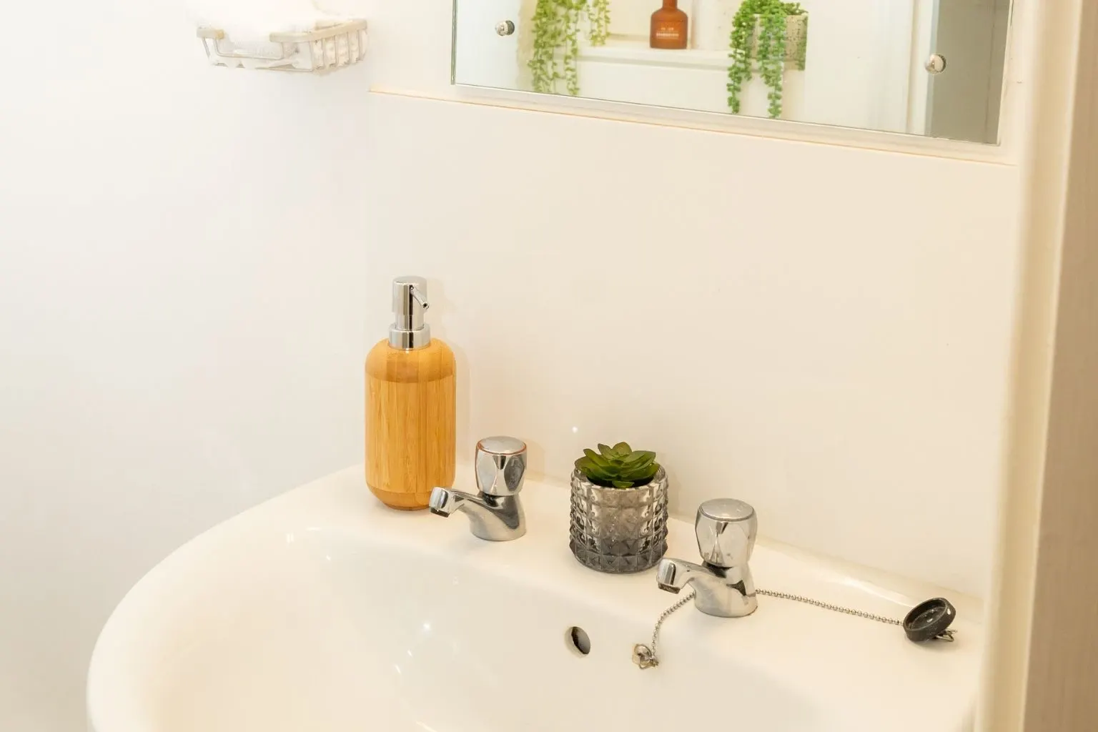 Double En-suite BATHROOM 4